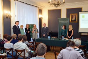adw. Katarzyna Gajowniczek-Pruszyńska, Wicedziekan Okręgowej Rady Adwokackiej w Warszawie adw. Bartłomiej Raczkowski- Przewodniczący Sekcji Prawa Pracy i Ubezpieczeń Społecznych, adw. Sylwia Gregorczyk-Abram - koordynatorka ds. kontaktów z organizacjami pozarządowymi przy Okręgowej Radzie Adwokackiej w Warszawie , dr Filip Czernicki - Prezes Fundacji Uniwersyteckich Poradni Prawnych (fot. Biuro Prasowe ORA) adw. Katarzyna Gajowniczek-Pruszyńska, Wicedziekan Okręgowej Rady Adwokackiej w Warszawie adw. Bartłomiej Raczkowski- Przewodniczący Sekcji Prawa Pracy i Ubezpieczeń Społecznych, adw. Sylwia Gregorczyk-Abram - koordynatorka ds. kontaktów z organizacjami pozarządowymi przy Okręgowej Radzie Adwokackiej w Warszawie , dr Filip Czernicki - Prezes Fundacji Uniwersyteckich Poradni Prawnych (fot. Biuro Prasowe ORA)