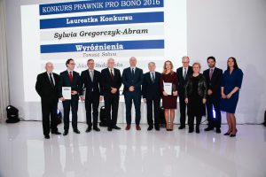 Zwycięzcy konkursu wraz z obecnymi na Gali członkami Kapituły, fot borys skrzynskidla Rzeczpospolitej - Ranking Kancelarii Prawnych 2017