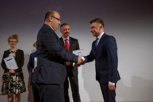 Prawnik Pro Bono 2017 Minister Łukasz Piebiak wręcza nagrodę Prawnikowi Pro Bono 2017 - mec. Mariuszowi Filipkowi/fot. Rzeczpospolita