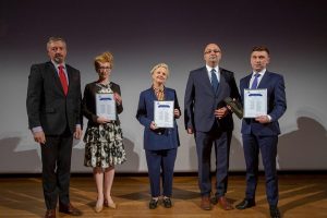 Prawnik Pro Bono 2017 od lewej: dr Filip Czernicki, Beata Siemieniako, mec. Karolina Kędziora, mec. Mariusz Filipek, Minister Łukasz Piebiak/fot. Rzeczpospolita